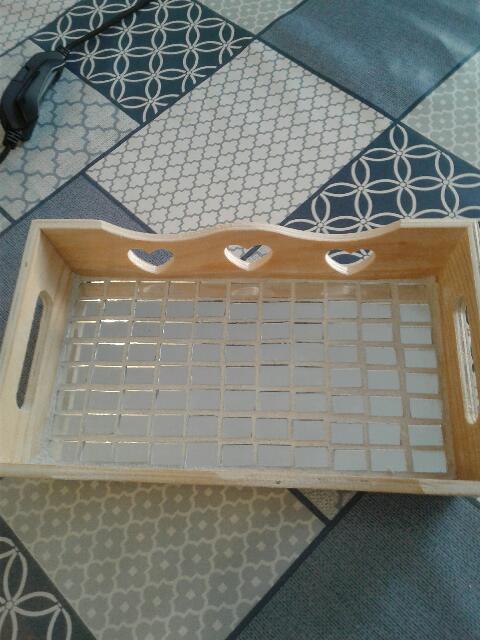 petit plateau bois clair fond mosaique mirroir